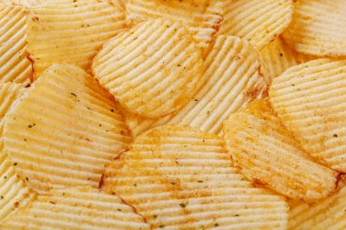 Bol patates cipsi, dokusu yakın.