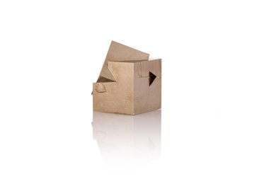 Pyrite izole edilmiş tek bir parlak mineral taşı, aptal altınları, küp mücevherler, beyaz ve şeffaf arka planda yakın plan