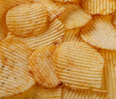 Bol patates cipsi, dokusu yakın.