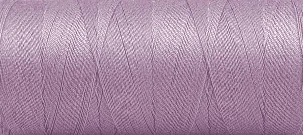 Tekstur Benang Dalam Spool Warna Ungu Pada Latar Belakang Putih — Stok Foto