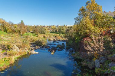 Su akışı ve bir taştan fışkırma. Yakından.