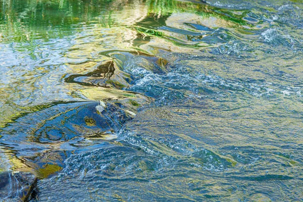 Flusso Acqua Spruzzi Una Pietra Vicino — Foto Stock