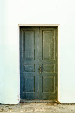 Kaliteli ahşap pencere ve kapılar kapanıyor.