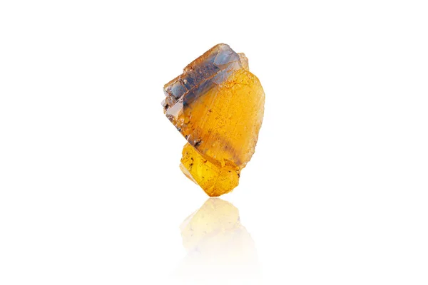 宏观矿物石萤石在白色背景上的黄色和蓝色特写 — 图库照片