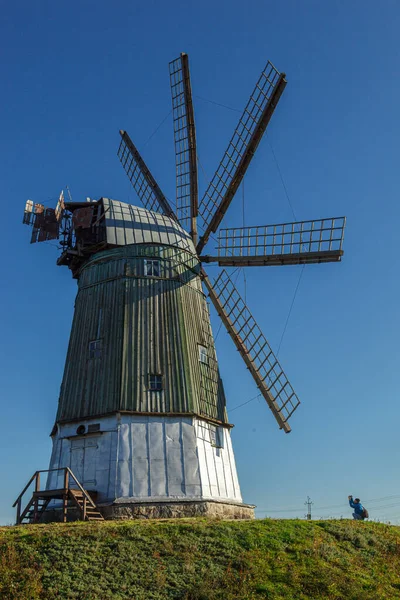 青い空に対する風車型オランダ語の接近 — ストック写真