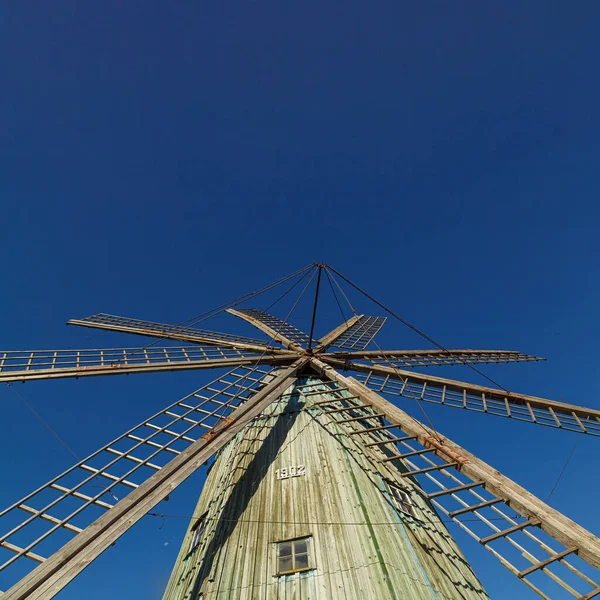 Wiatrak Holenderski Typu Wobec Błękitne Niebo Zbliżenie — Zdjęcie stockowe