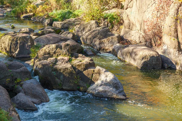 Flujo Agua Rociar Desde Una Piedra Cerca — Foto de Stock