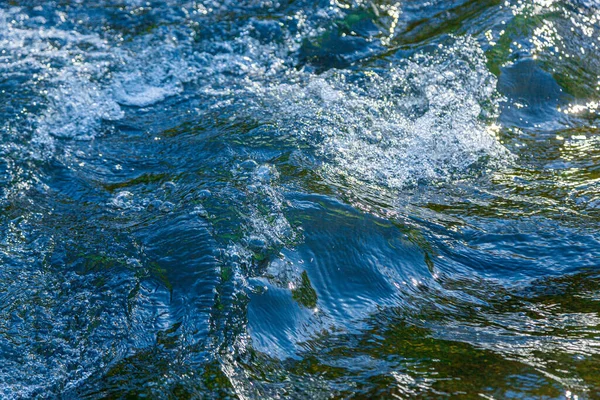 Przepływ Wody Spray Bliska Kamienia — Zdjęcie stockowe
