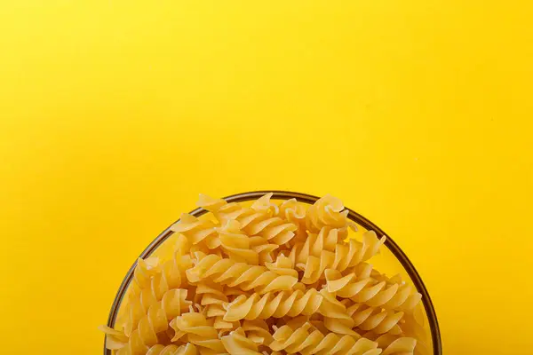 Diferentes Tipos Formas Pasta Italiana Seca Sobre Fondo Amarillo — Foto de Stock