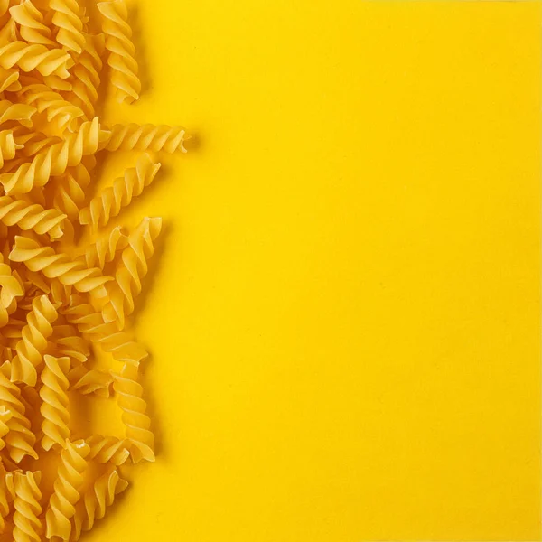 Різні Типи Форми Сухих Італійських Макаронних Виробів Жовтому Фоні Крупним — стокове фото