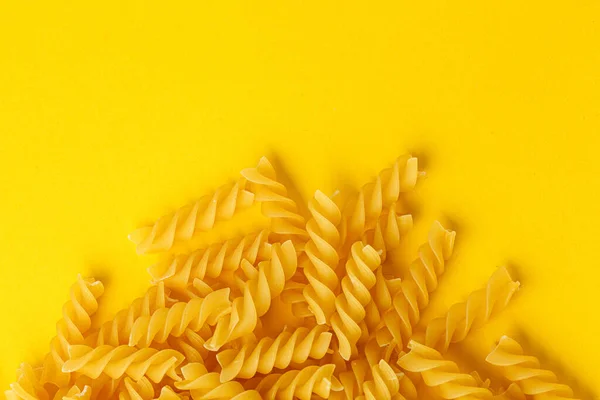 黄色の背景に乾燥したイタリアのパスタのさまざまな種類と形クローズアップ — ストック写真