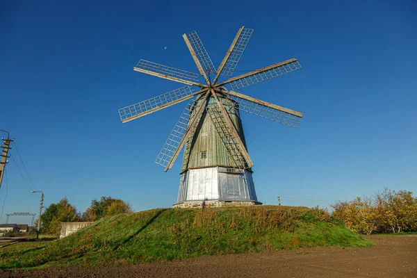 Moara Vânt Tip Olandez Împotriva Cerului Albastru Aproape — Fotografie, imagine de stoc