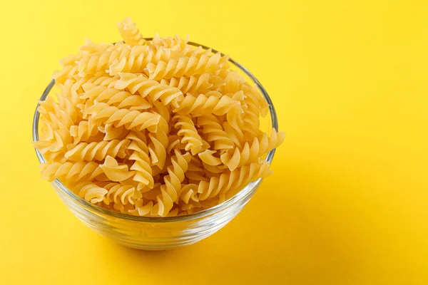 Verschiedene Arten Und Formen Trockener Italienischer Pasta Auf Gelbem Hintergrund — Stockfoto