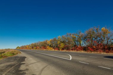 Mavi gökyüzüne karşı otoban yolu kapatın