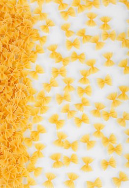 Kuru İtalyan makarnasının farklı türleri ve şekilleri.