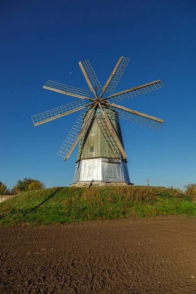 Wiatrak Holenderski Typu Wobec Błękitne Niebo Zbliżenie — Zdjęcie stockowe