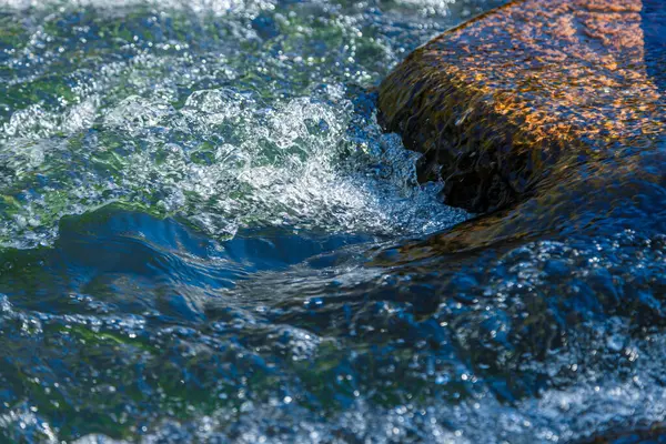 Fluxo Água Spray Uma Pedra Perto — Fotografia de Stock