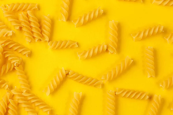 黄色の背景に乾燥したイタリアのパスタのさまざまな種類と形クローズアップ — ストック写真