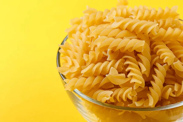 Verschiedene Arten Und Formen Trockener Italienischer Pasta Auf Gelbem Hintergrund — Stockfoto