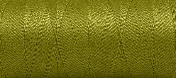 白い背景の上の緑の色のスプール内の糸のテクスチャクローズアップ — ストック写真