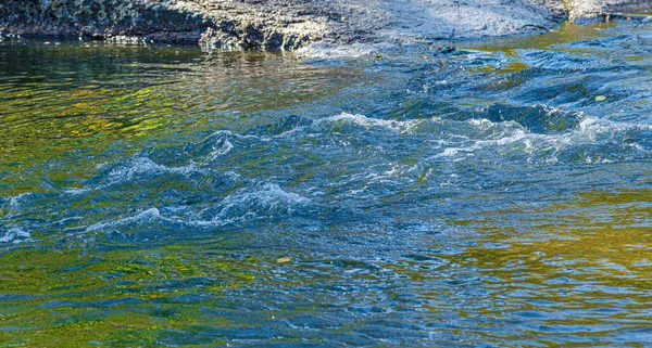 Przepływ Wody Spray Bliska Kamienia — Zdjęcie stockowe