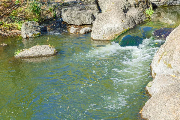 Wasserfluss Und Sprühnebel Aus Einem Stein Aus Nächster Nähe — Stockfoto