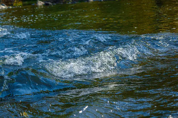 Wasserfluss Und Sprühnebel Aus Einem Stein Aus Nächster Nähe — Stockfoto