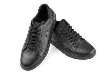 Beyaz arka planda siyah deri ayakkabılar.