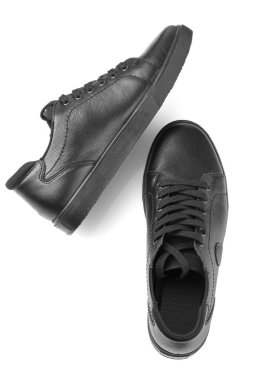 Beyaz arka planda siyah deri ayakkabılar.