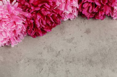 Gri masadaki güzel şakayıklar. Yakın plan.