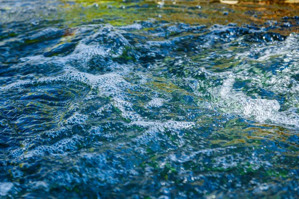 Flusso Acqua Spruzzi Una Pietra Vicino — Foto Stock
