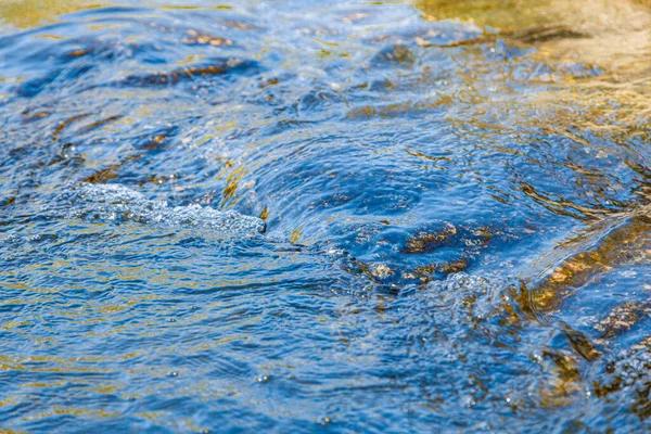 Flujo Agua Rociar Desde Una Piedra Cerca — Foto de Stock