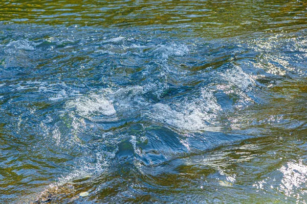 Fluxo Água Spray Uma Pedra Perto — Fotografia de Stock