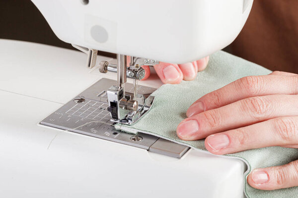 Швейная машина, сшивальная ткань, игла в круговом плане крупным планом