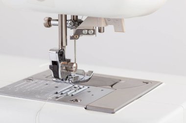 Dikiş makinesi, kumaş dikme, iğne yuvarlak plan. Yakın plan.