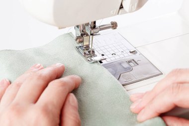 Dikiş makinesi, kumaş dikme, iğne yuvarlak plan. Yakın plan.