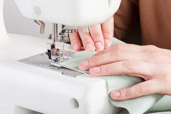 Швейная машина, сшивальная ткань, игла в круговом плане крупным планом