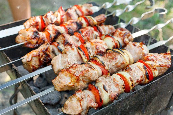 Готовить барбекю с овощами на шампуре. Жареное мясо на гриле крупным планом