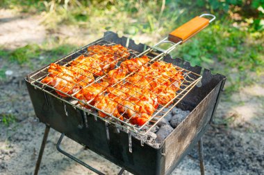 Tavuk kanatları ve bacakları ızgarada pişiriyorum. Izgarada kızartılmış et.
