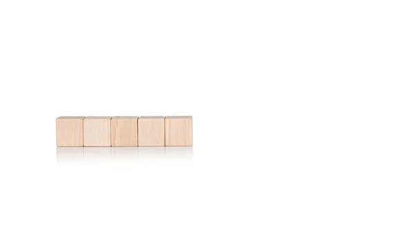 Holzwürfel Fünf Stück Auf Isoliertem Weißem Hintergrund Nahaufnahme — Stockfoto