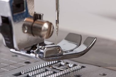 Dikiş makinesi, kumaş dikme, iğne yuvarlak plan. Yakın plan.