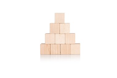 Tahta küpleri bir piramit şeklinde izole edilmiş beyaz arka plan yakın plan