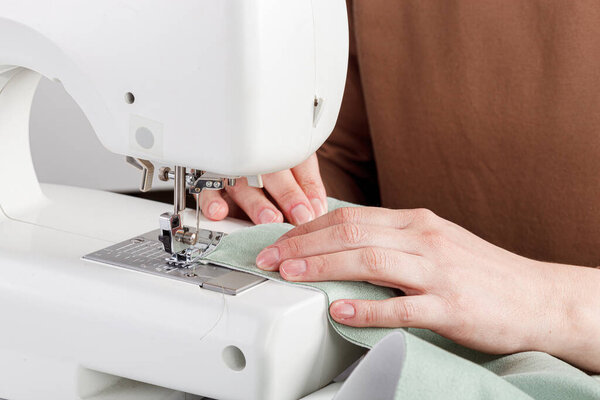 Швейная машина, сшивальная ткань, игла в круговом плане крупным планом