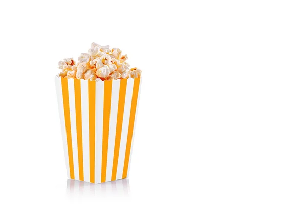 Kartonowe Szkło Pomarańczowe Brązowe Popcornem Białym Przezroczystym Tle Zbliżenie — Zdjęcie stockowe