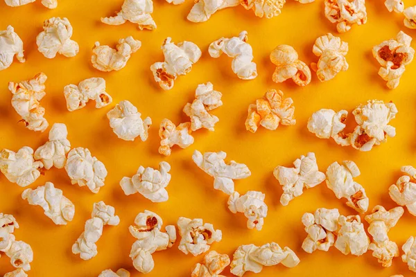 Box Mit Popcorn Auf Gelbem Hintergrund Nahaufnahme — Stockfoto