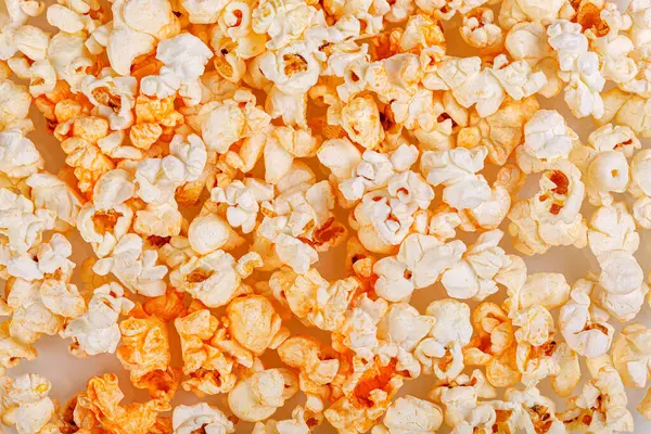 Verstreutes Popcorn Auf Weißem Hintergrund Nahaufnahme — Stockfoto