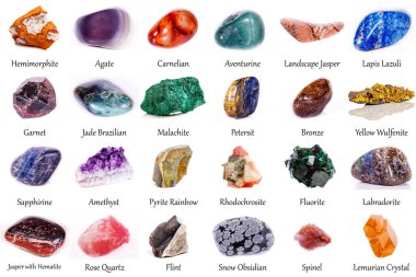Beyaz arka planda güzel bir jeolojik mineral koleksiyonu.