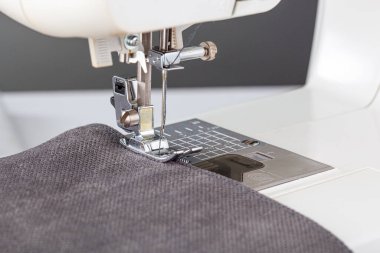 Dikiş makinesi, kumaş dikme, iğne yuvarlak plan. Yakın plan.