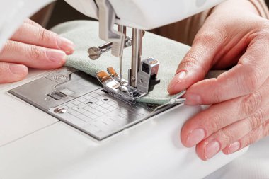 Dikiş makinesi, kumaş dikme, iğne yuvarlak plan. Yakın plan.