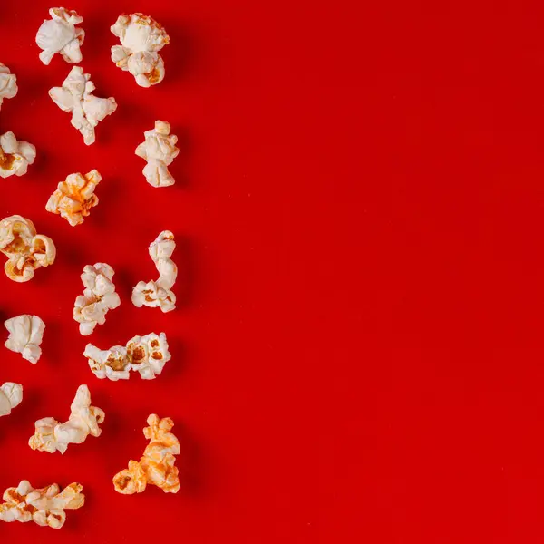 Box Mit Popcorn Auf Rotem Hintergrund Nahaufnahme — Stockfoto